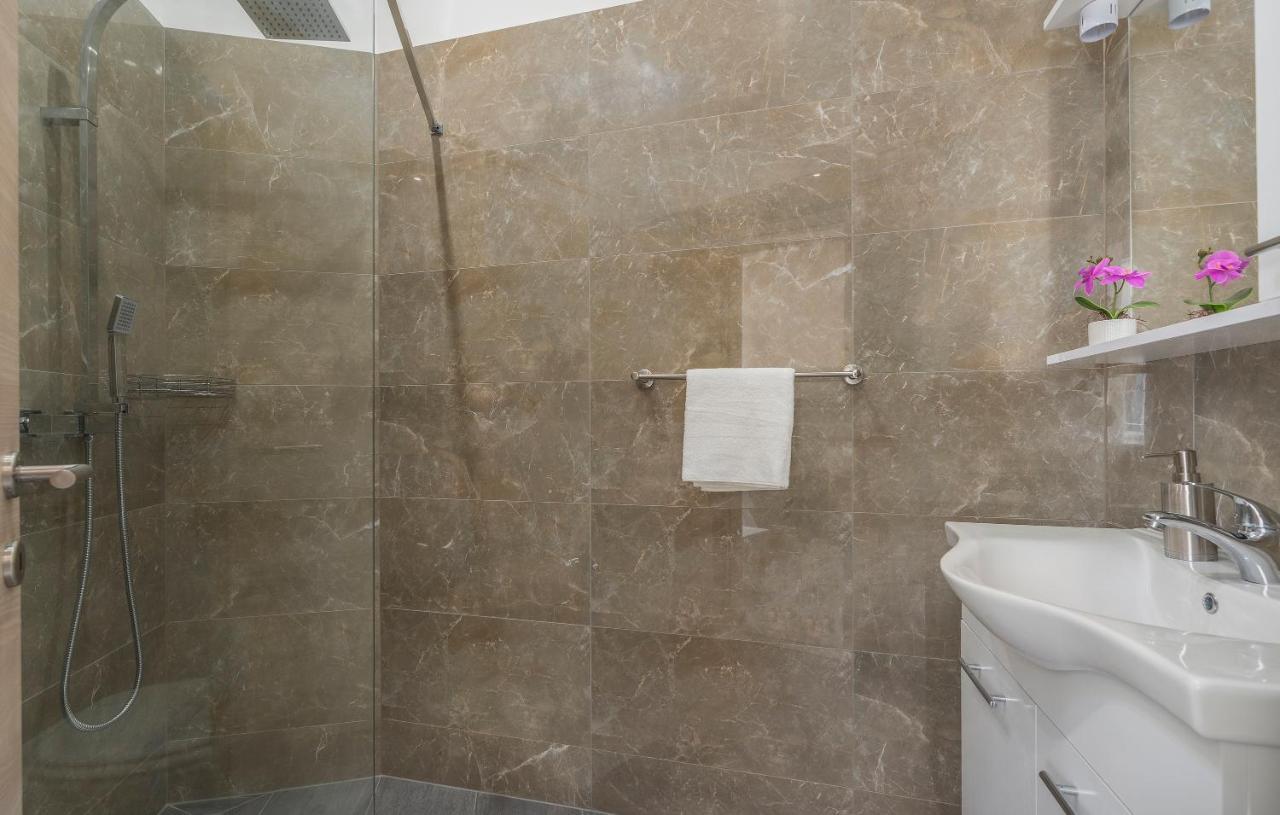 Roberto Rooms Porec Exterior photo