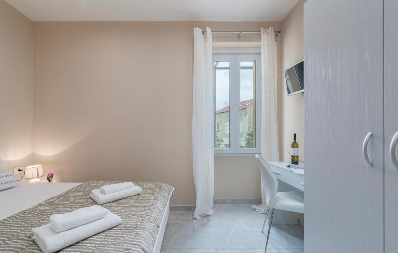 Roberto Rooms Porec Exterior photo