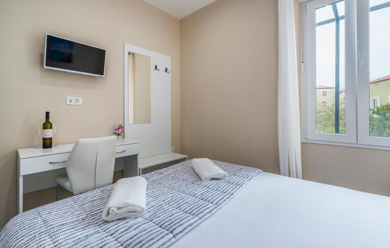 Roberto Rooms Porec Exterior photo