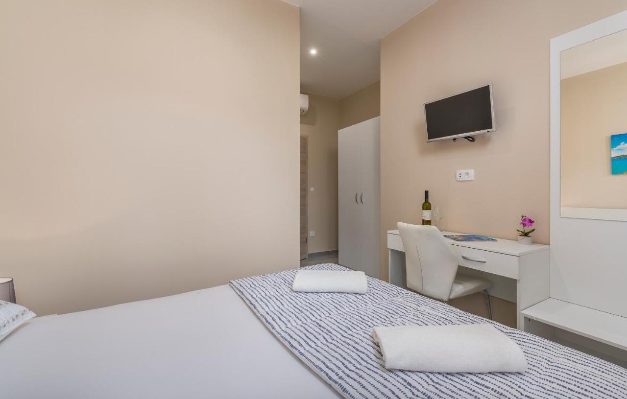 Roberto Rooms Porec Exterior photo